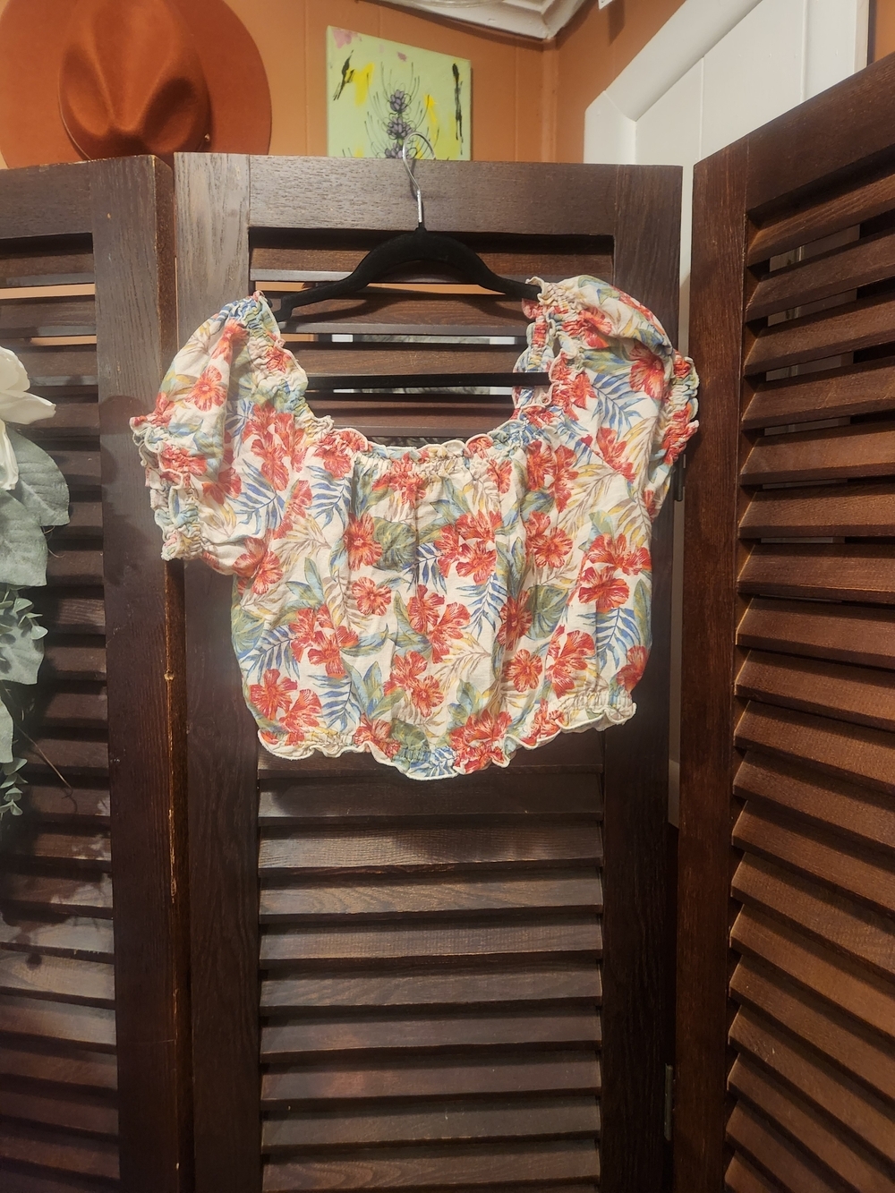 American Eagle Outfitters White Floral Puff-Sleeve Crop Top with Red Flowers